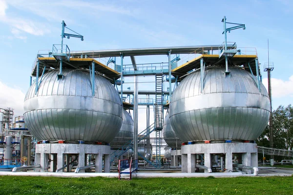 Pompe Olio Industriali Cisterna Prato Verde Estivo Una Giornata Sole — Foto Stock