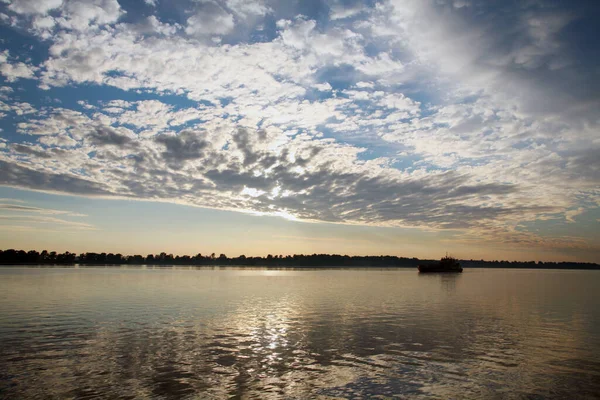 Hermoso Paisaje Verano Hermoso Atardecer Sobre Río Hermosas Nubes Árboles —  Fotos de Stock