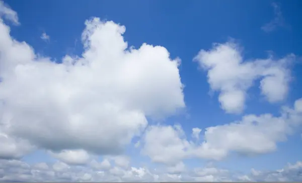 Close Geïsoleerde Mooie Witte Pluizige Wolken Blauwe Lucht Een Zonnige — Stockfoto