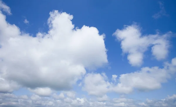 晴れた日には青い空に浮かぶ美しい白いふわふわの雲が閉じ込められ — ストック写真