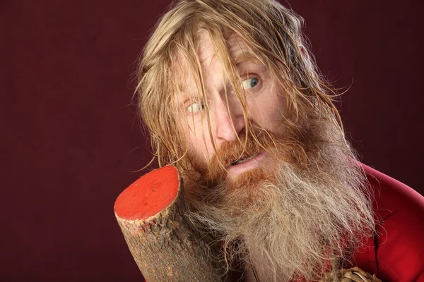 Retrato Hombre Con Una Camisa Roja Con Barba Pelo Largo —  Fotos de Stock