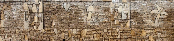 Zbliżenie Części Ściany Naturalnego Kamienia Wyłożonego Wzorem Świetle Słonecznym — Zdjęcie stockowe