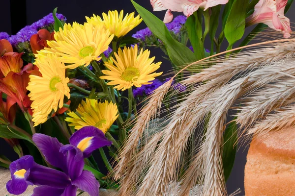 Крупным Планом Красочный Натюрморт Цветов Хлеба Колосьев Пшеницы Темном Фоне — стоковое фото
