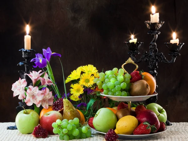 Nahaufnahme Elegantes Stillleben Mit Verschiedenen Reifen Früchten Und Zarten Blüten — Stockfoto