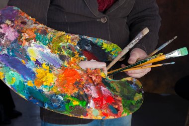 Makro ressam paleti elinde, dokusu farklı renklerde ve doygunluk stüdyosunda karışık yağlı boya.