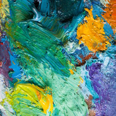 Bir sanatçının paletinde renkli yağlı boyaların makro dokusu