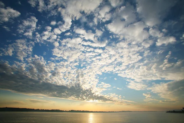 Gyönyörű Nyári Táj Gyönyörű Naplemente Folyó Felett Gyönyörű Felhők Fák — Stock Fotó