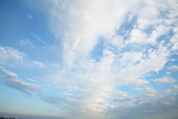 Красивые Облака Закате Над Рекой Летом — стоковое фото