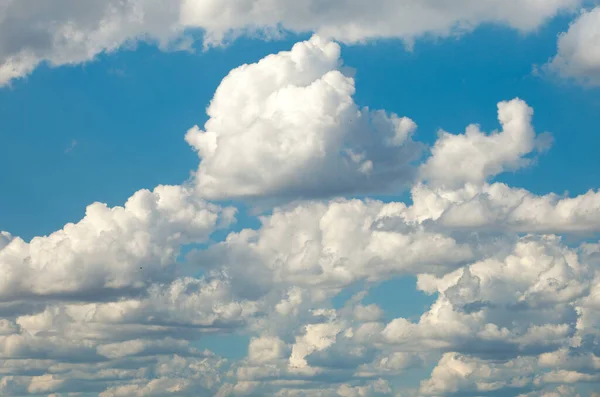 Aislado Primer Plano Nubes Esponjosas Blancas Cielo Azul Brillante Día — Foto de Stock