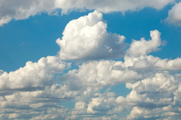 Geïsoleerde Close Van Witte Pluizige Wolken Een Helderblauwe Lucht Zonnige — Stockfoto