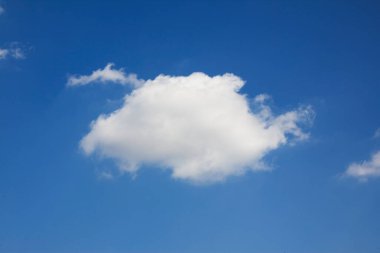 Güneşli yaz gününde mavi gökyüzünde izole edilmiş beyaz bulutlar.