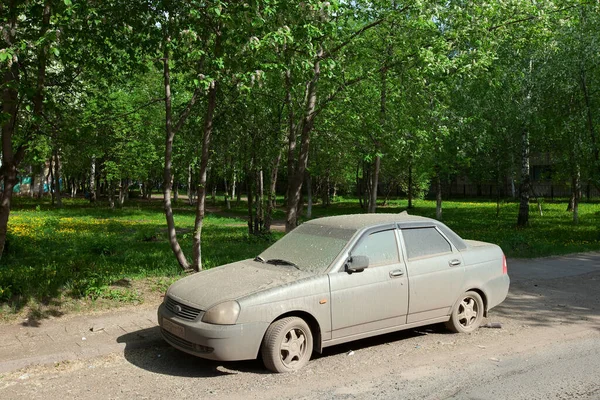 Bahar Parkındaki Yol Kenarına Park Edilmiş Tenha Kirli Bir Araba — Stok fotoğraf