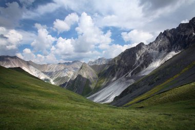 Güzel yaz dağları uçurumları ve mavi gökyüzünde harika bulutlar. 