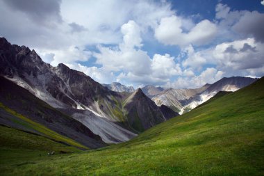 Güzel yaz dağları uçurumları ve mavi gökyüzünde harika bulutlar. 