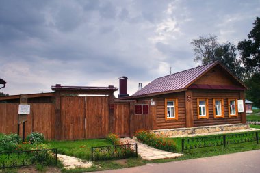 Elabuga 'da şehir manzarası Marina Müzesi Tsvetaeva yaz bulutlu günü