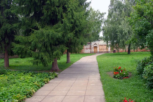 城市景观 软木小径和花坛在维护良好的绿色草坪上 — 图库照片