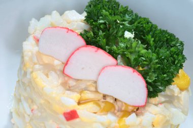 Restoranda beyaz tabakta güzel tasarlanmış bir salata.