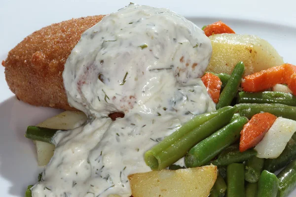 Cotoletta Macrofritta Con Guarnitura Vegetale Piatto Bianco — Foto Stock