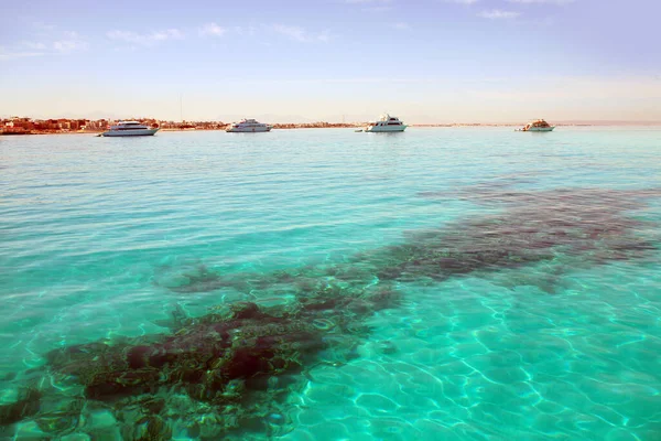 Barco Blanco Del Paisaje Marino Frente Costa Hurghada Egipto Día —  Fotos de Stock