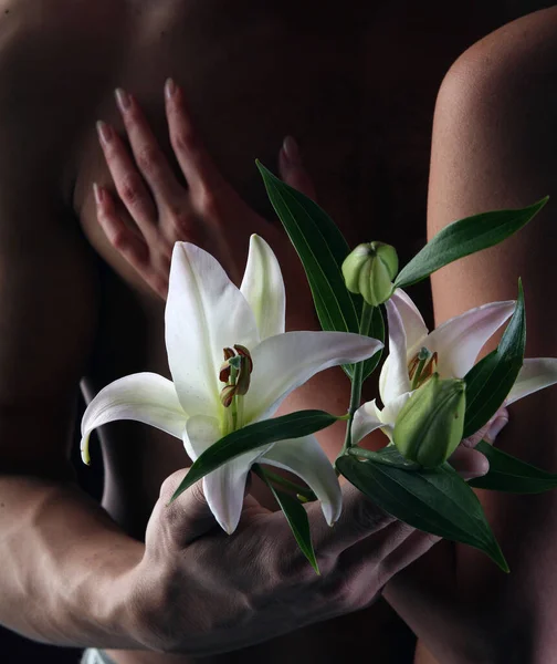 Close White Lily Hands Background Naked Torso Dark Background Studio — Stock Photo, Image