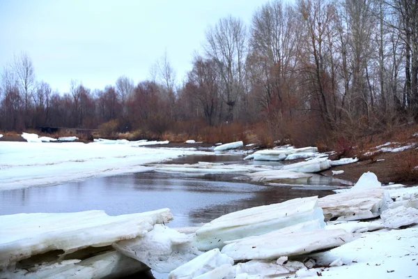 初春多云的日子里 河流上的风景 冰在飘扬 — 图库照片