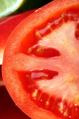 Sulu, olgun, kırmızı domates stüdyosunun yakın çekim bölümü.