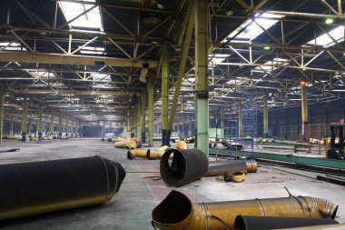 İlk aşamada terk edilmiş bir binanın sanayi bölgesi ve onarım çalışmaları