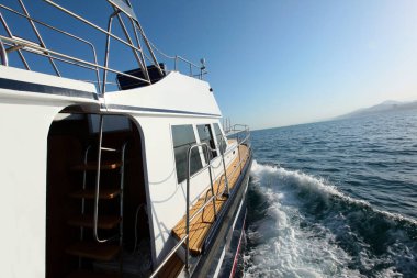Açık denizlerdeki açık deniz teknesi güneşli bir gün