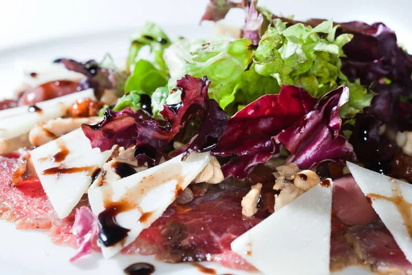 Nahaufnahme Schönen Appetitlichen Salat Auf Einem Weißen Teller Auf Dunklem — Stockfoto