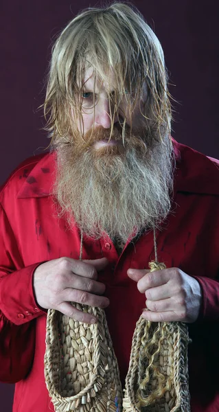 Retrato Hombre Con Una Camisa Roja Con Barba Pelo Largo —  Fotos de Stock