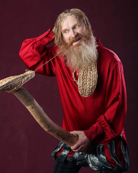 Retrato Hombre Con Una Camisa Roja Con Barba Pelo Largo — Foto de Stock