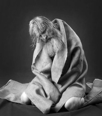 Uzun sakallı, bıyıklı ve kırmızı gömlek stüdyosunda ıslak sarı saçlı kutsanmış kişinin portresi.