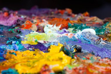 makro ressamın paleti, dokusu farklı renklerde ve doygunluk stüdyosunda karışık yağlı boya.