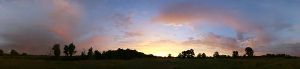 Letni Krajobraz Piękny Jasny Zachód Słońca Nad Łąką Lasem Dębowym — Zdjęcie stockowe