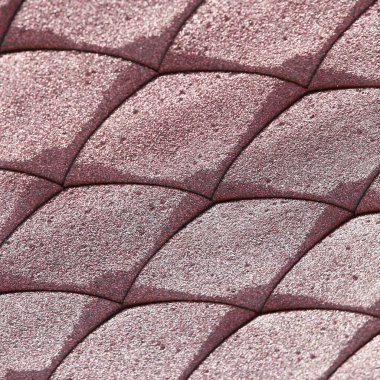 Çatı kiremitlerinin yakın çekim dokusu güneş ışığında yumuşak kırmızı