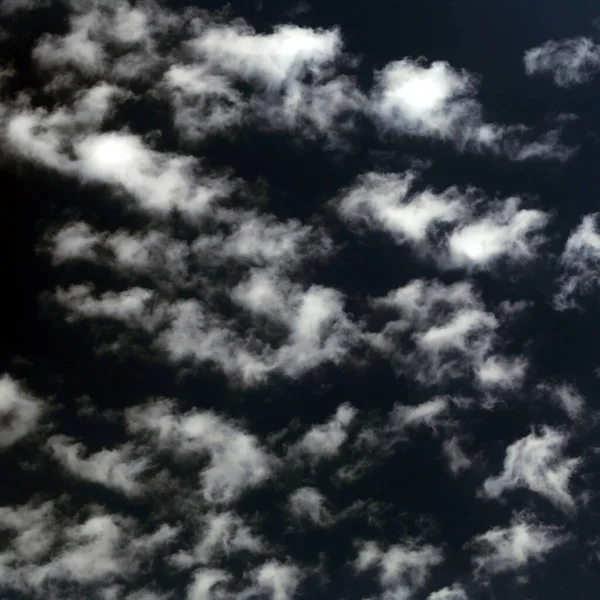 Primer Plano Hermosas Nubes Cirros Contra Cielo Azul Verano —  Fotos de Stock