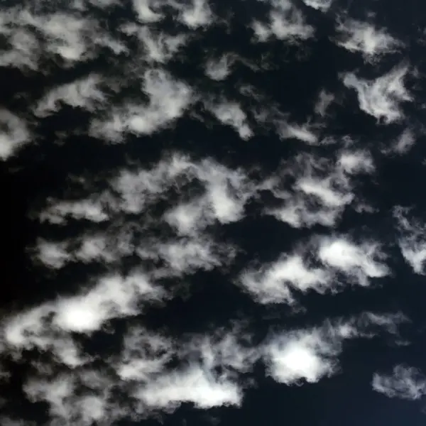 Primer Plano Hermosas Nubes Cirros Contra Cielo Azul Verano —  Fotos de Stock