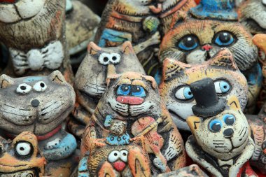 Halk sanatları fuarında birkaç kil oyuncağı hediye edildi.