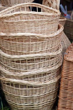 Yakın çekim hasır sepetleri ve doğal malzemelerden yapılan diğer eşyalar.