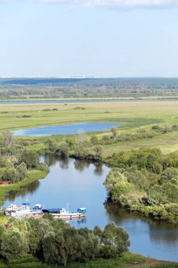 Güzel yaz manzarası vadideki seyre elverişli nehir, tarlalar ve ormanlar, en üst manzara. 