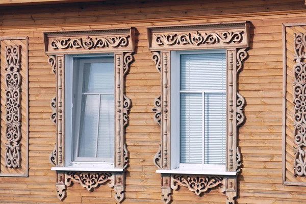 Primer Plano Una Casa Campo Madera Ventanas Con Arquitrabes Tallados —  Fotos de Stock