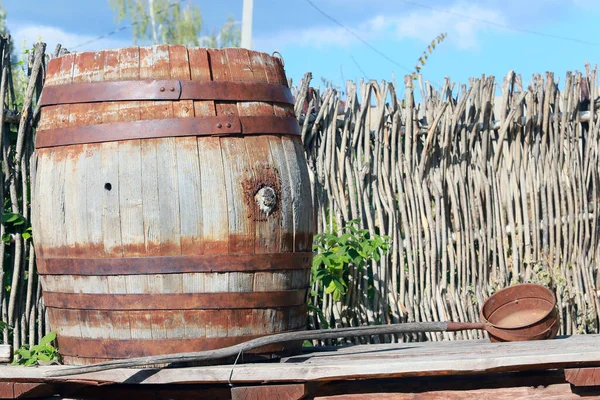 Close Big Old Wooden Barrel Rusted Metal Rings Village Summer — Stock Photo, Image