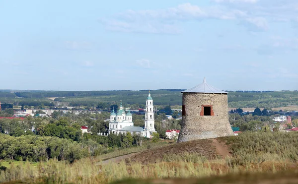 Ферріс Поселяється Елабузі Влітку Проти Неба Річки Міста Горизонті — стокове фото