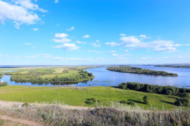 Güzel yaz manzarası vadideki seyre elverişli nehir, tarlalar ve ormanlar, en üst manzara. 