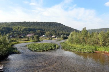 Güzel yaz manzarası berrak dağ nehri Ural güneşli bir günde