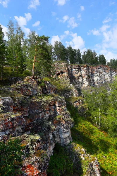 Verão Paisagem Montanhosa Caverna Idrissova Nos Urais Rio Floresta Dia — Fotografia de Stock