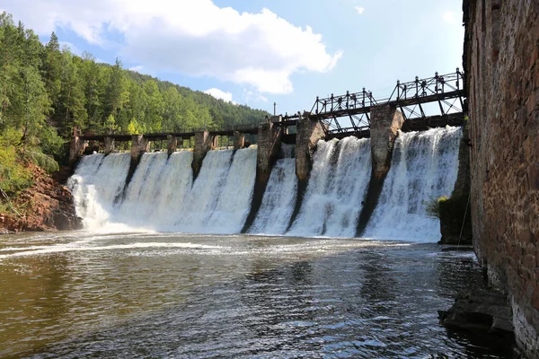 Zomer Landschap Van Oude Dam Rivier Een Achtergrond Van Bergen — Stockfoto