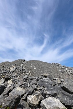 Yazın madencilik, Karagaysky 'nin kariyeri magnezit madenciliği.