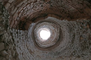 Yazın Urallar 'da dökülen kırmızı tuğlalar.