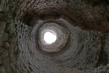 Yazın Urallar 'da dökülen kırmızı tuğlalar.